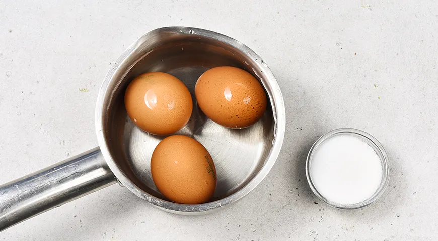 Яичная заправка для салатов со свежей зеленью и овощами