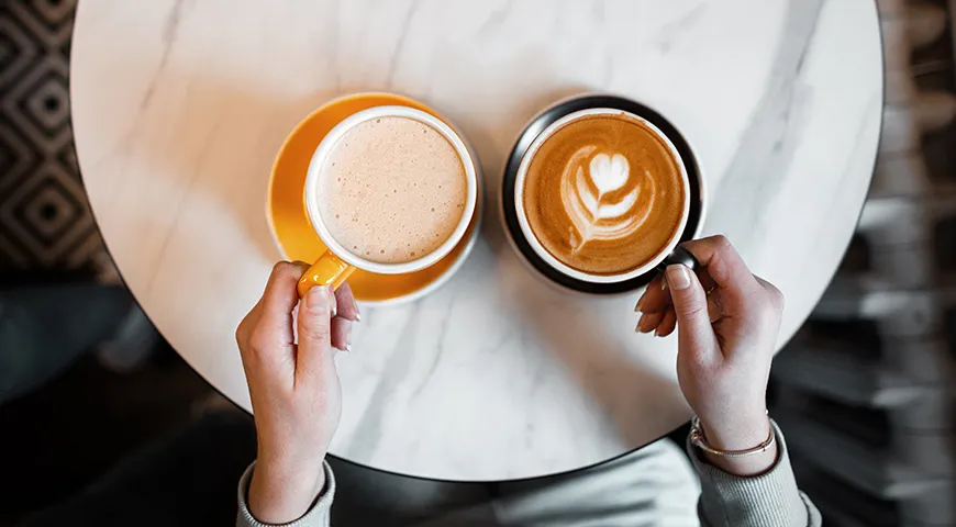 В капучино пена — это отдельный слой, плотная «шапка», которая возвышается над краем чашки. Пена флэт уайта — это часть напитка