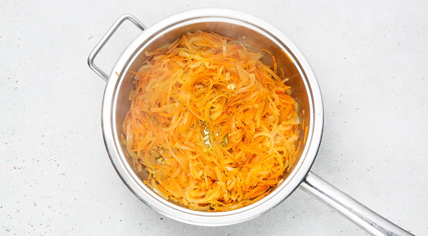 Куриные желудки, тушенные с луком