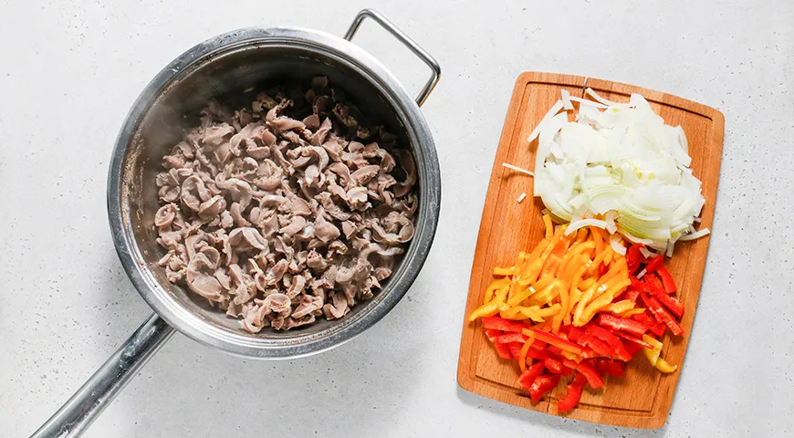 Гречка с куриными желудочками на сковороде