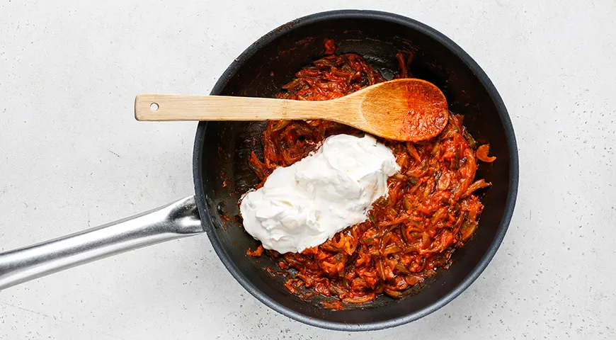 Бефстроганов из говядины с солеными огурцами и сметаной