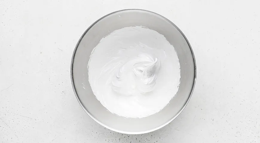 Безе с орехами и шоколадной крошкой