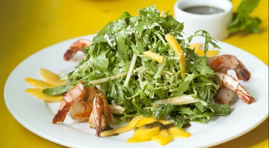 Салат с креветками,  антоновкой и манго