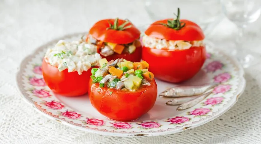 Фаршированные помидоры двух видов: с птицей и салатом из кильки