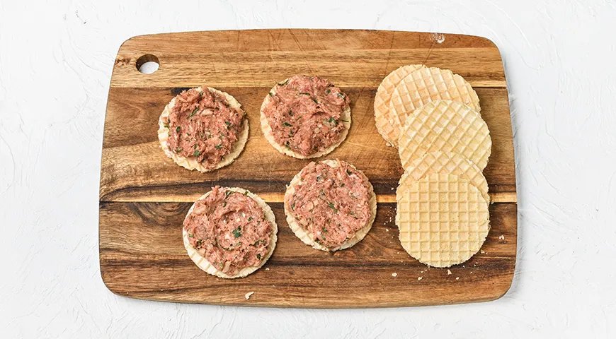 Котлеты в вафельных коржах