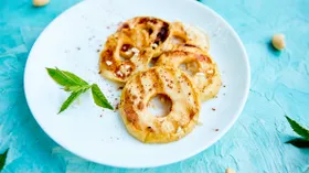 Яблоки на гриле с сахаром и корицей