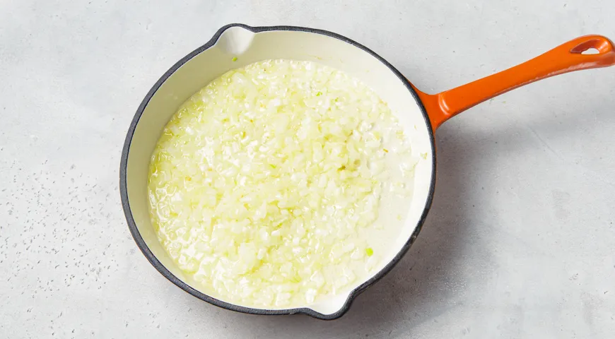 Брокколи с яйцом и сыром на сковороде