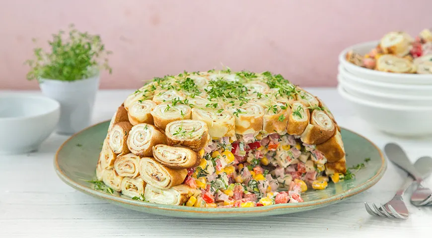 Салат с блинами, ветчиной и кукурузой