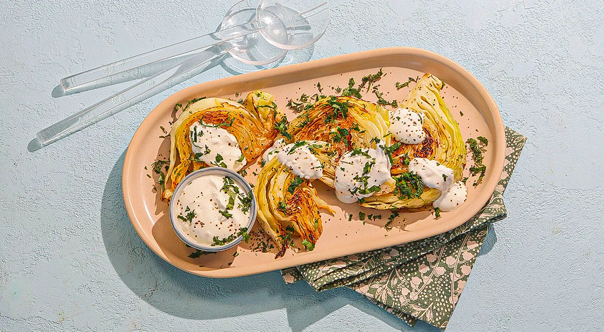 Молодая капуста, жаренная на сковороде