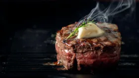 Ошибки в приготовлении стейков: ученый советует использовать микроволновку