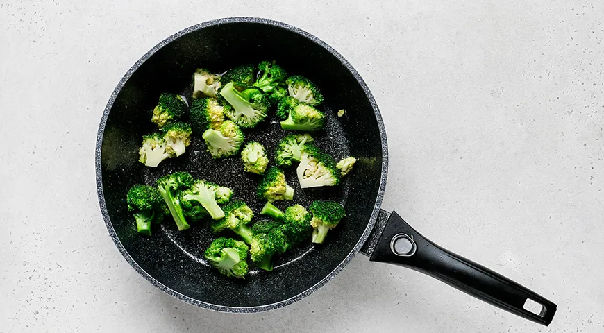 Брокколи со сметаной на сковороде
