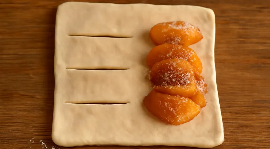 Слойки с абрикосами из слоеного теста