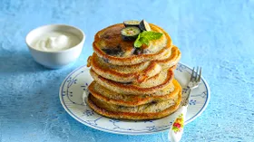 Овсяные оладьи с голубикой и маком