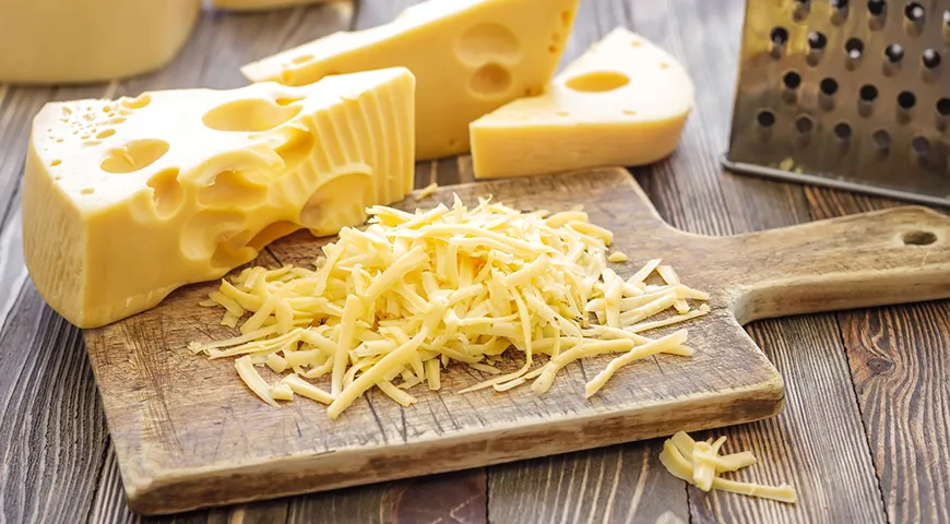 Любое блюдо можно дополнить тертым сыром (макароны, запеканки, омлеты, фарш, печеный картофель, салаты и пр.)
