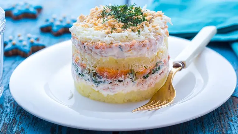 Слоеный салат с рыбными консервами – простой и вкусный рецепт, как приготовить пошагово