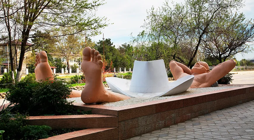 Памятник отдыхающему — одно из самых популярных мест для фотографий в Анапе