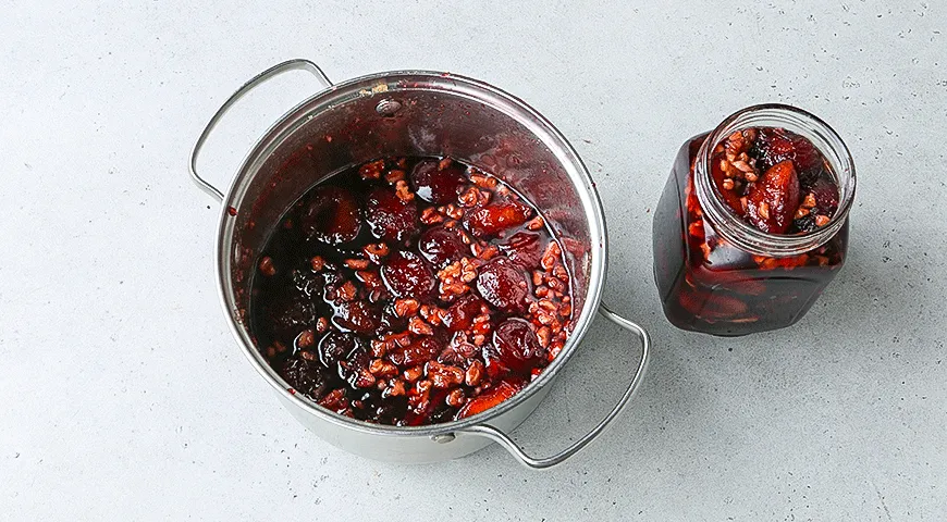 Пряное сливовое варенье с орехами