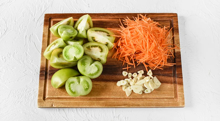 Квашеные зеленые помидоры в кастрюле