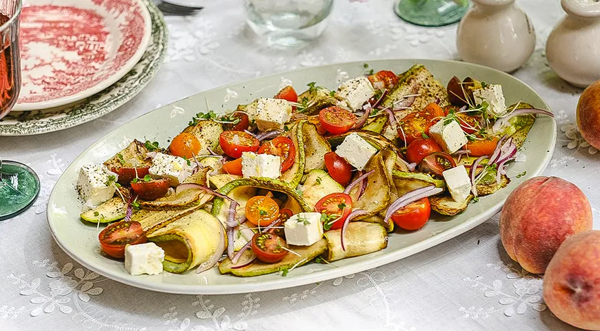 Салат с жареными кабачками, помидорами и маринованной фетой