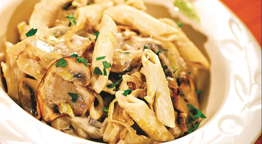 Пенне с грибами и луком