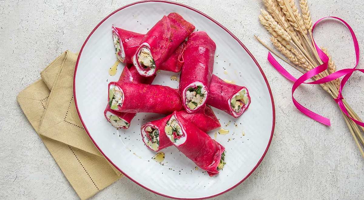 Свекольные блинчики с курицей и салатом из авокадо