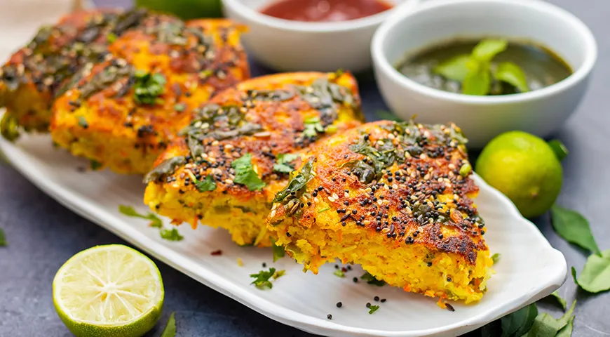 Гуджаратский пряный пирог (хандво) с асафетидой, мятным чатни и томатным соусом