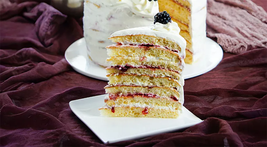 Для прослойки торта «Молочная девочка» также используют ягодные или фруктовые начинки