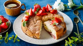 Бисквитный пирог с клубникой