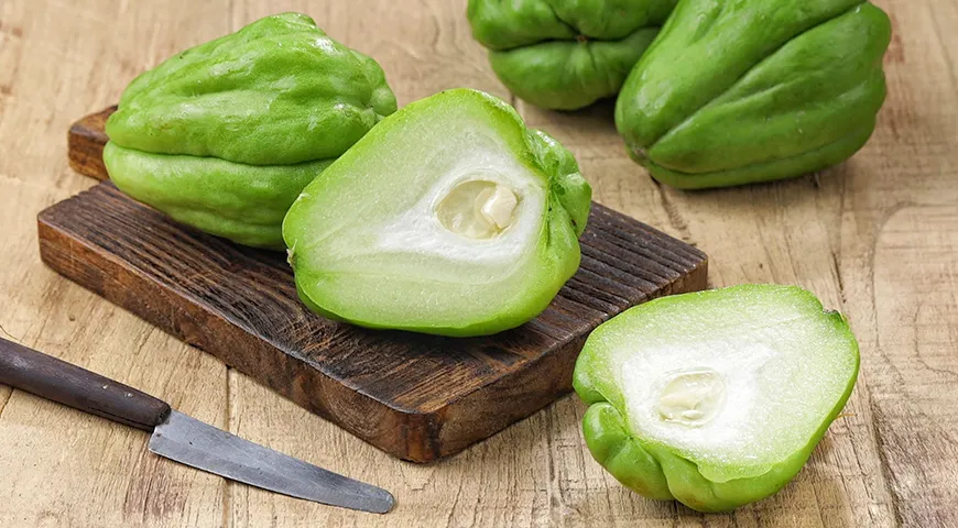 Спелый чайот упругий, он не проминается под пальцами и кажется тяжеловатым для своего размера — это признак сочности