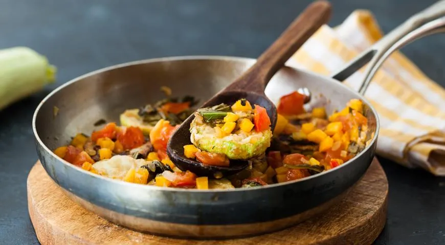 Кабачки по-гречески на сковороде