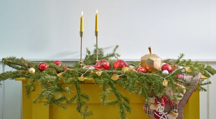 Еловыми ветками можно украсить новогодний стол, а можно комод или тумбу