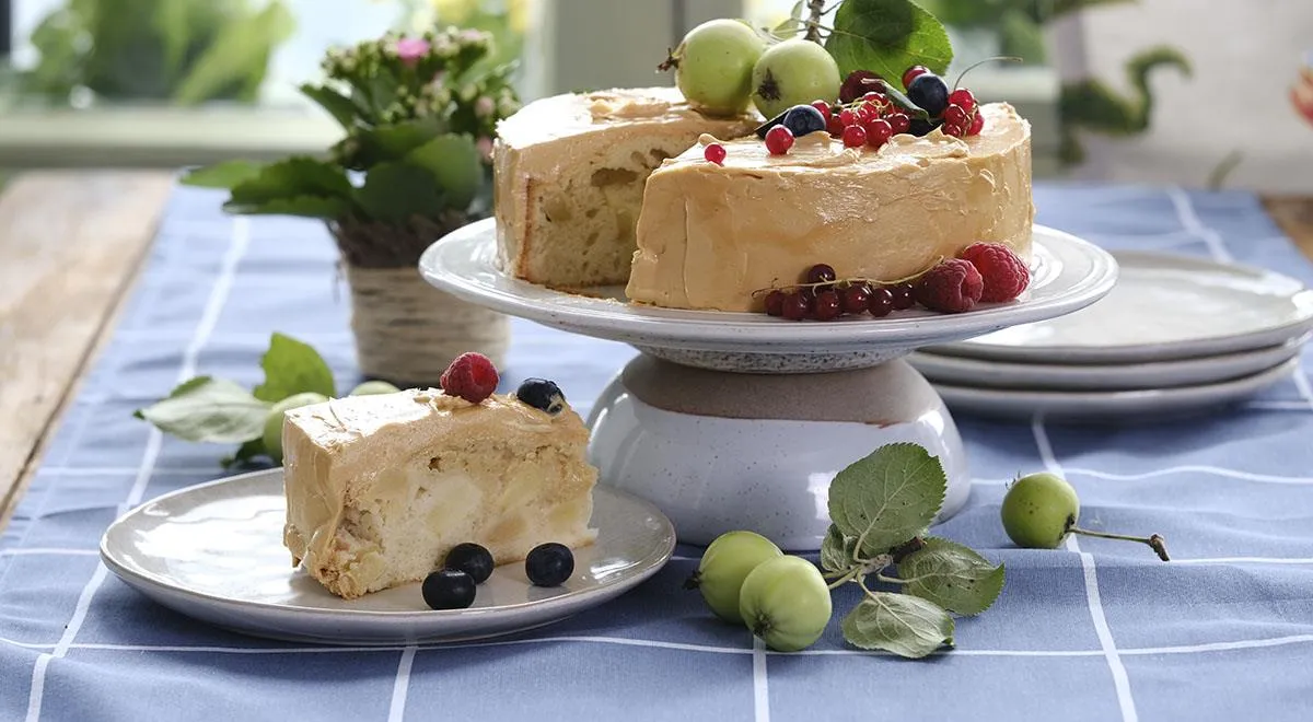 Шарлотка с нежным кремом