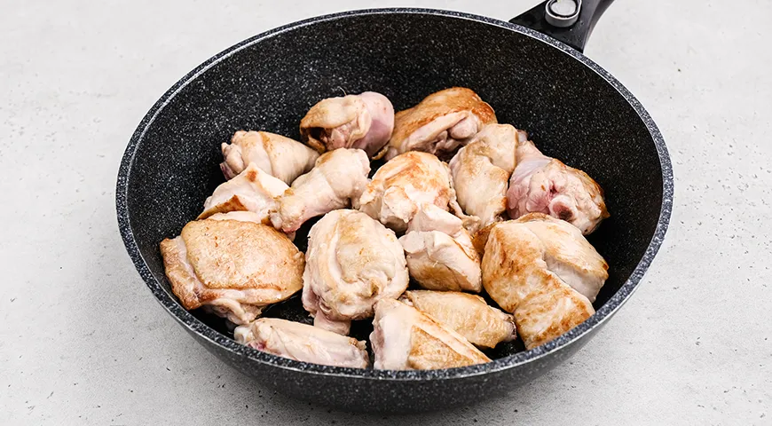 Тушенная картошка с курицей в сковороде