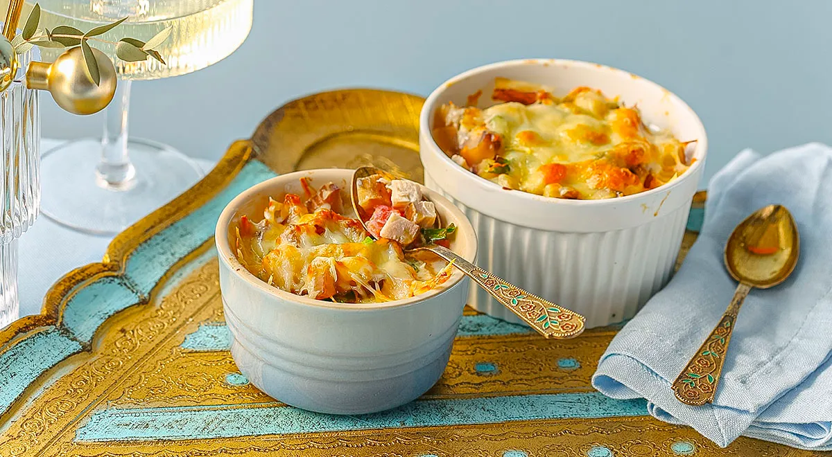 Рецепт жюльена с копченой рыбой и помидорами (можно использовать пошехонский сыр)