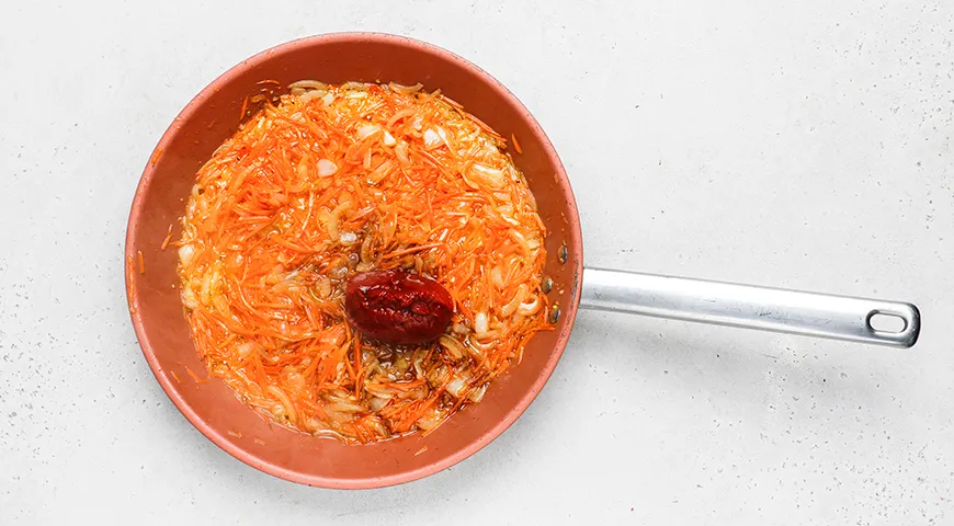 Гречка с тушёнкой и томатной пастой (на сковороде)