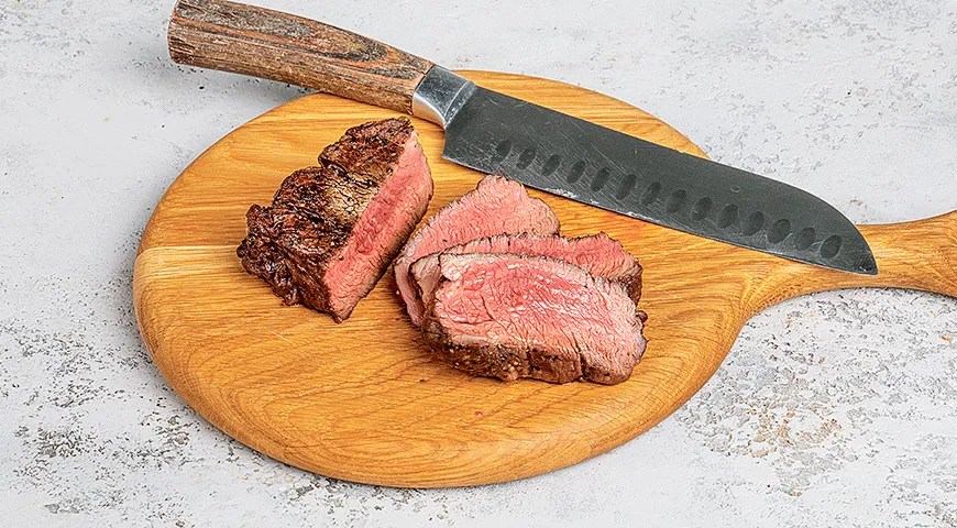 Как пожарить мясные стейки на сковороде