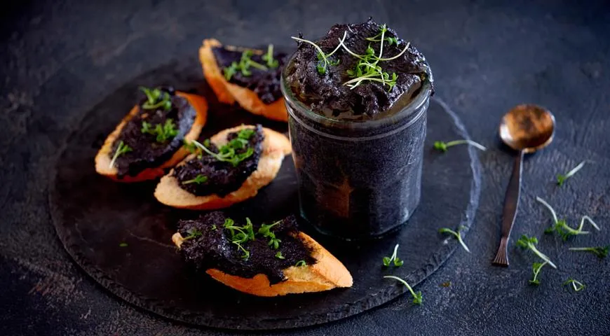 Черный риет из зубатки с икрой мойвы и каперсами