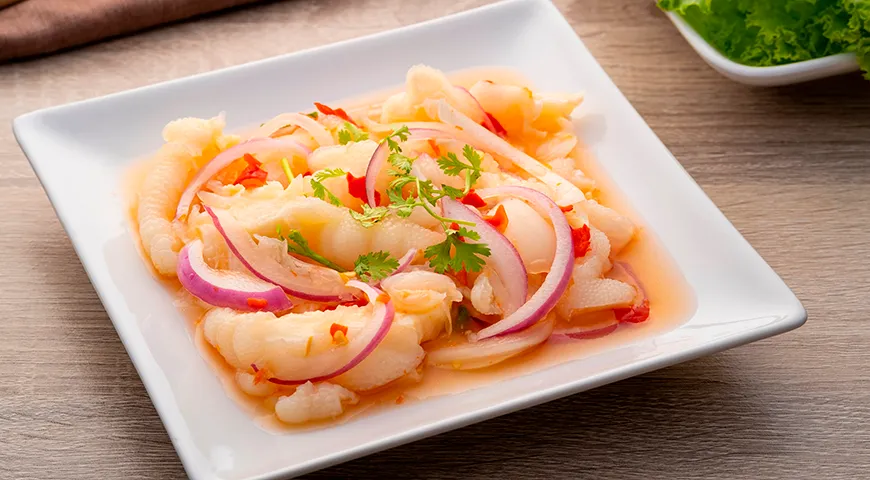 Тайский острый салат с отварными куриными лапками и соусом чили