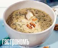 Суп с грецкими орехами и сыром с голубой плесенью