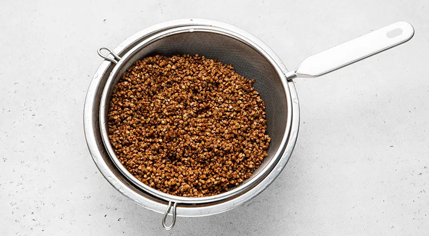 Гречка с фрикадельками на сковороде