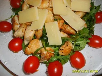 Салат руккола с куриным филе и пармезаном