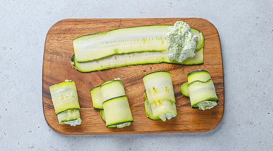 Кабачки (цукини), фаршированные рикоттой, в мясном соусе