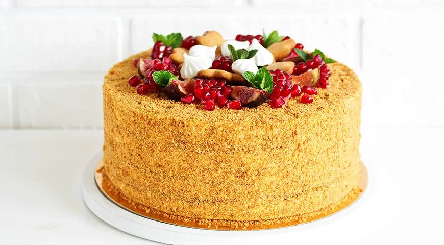 Воздушные безе могут быть как самостоятельным десертом, так и декором для тортов