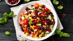 Салаты с фасолью и солеными огурцами: 5 простых и сытных блюд на каждый день