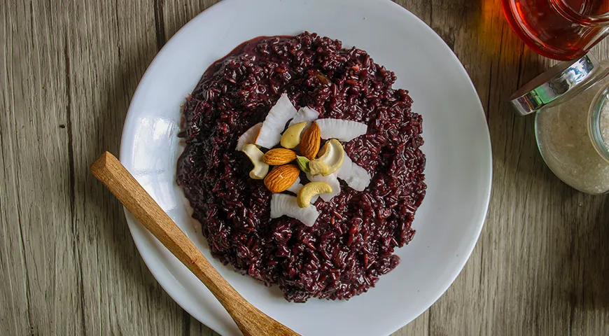 Черный рис с кокосовой стружкой и орехами