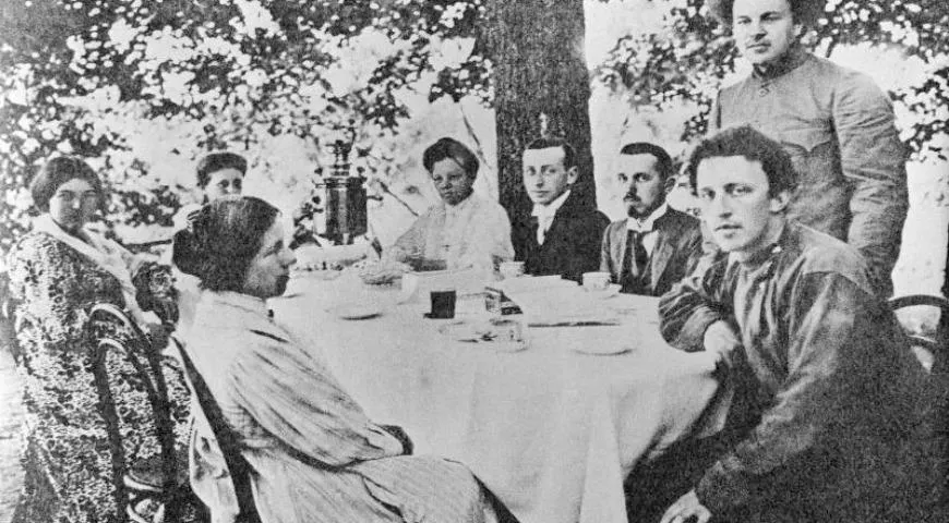 Чаепитие в парке под липами, 1909 г. А. Блок