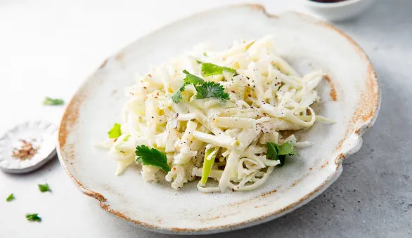 Салат с капустой и яблоком