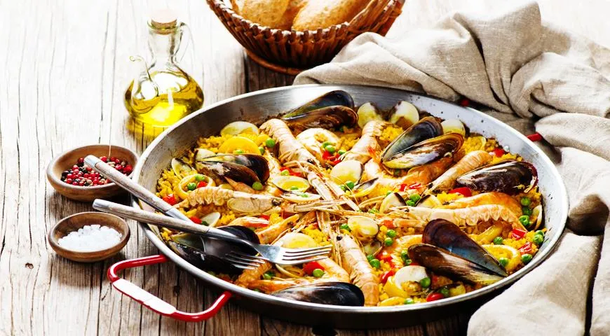В самом популярном варианте в паэлью с морепродуктами добавляются креветки, кальмары, лангустины и мидии в ракушках