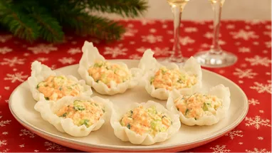 Заменит канапе и тарталетки — в соцсетях повторяют красивейшую закуску «Облако» из рисовой бумаги