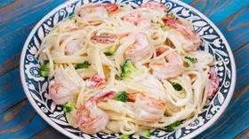 Паста с креветками и брокколи в сливочном соусе